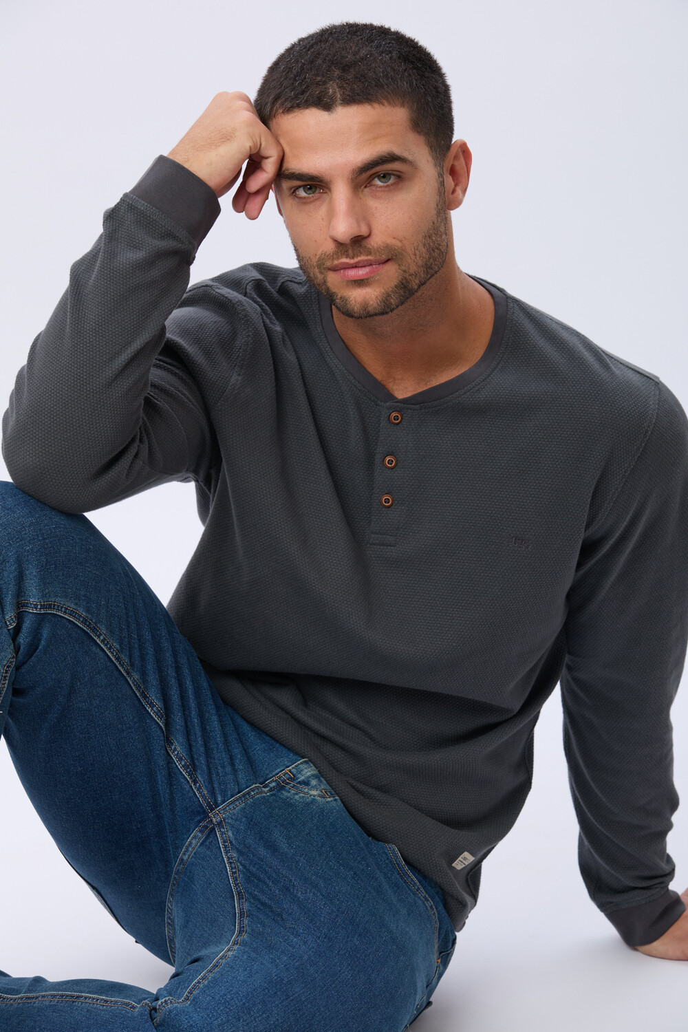 REMERA TEXTURADA DE ALGODÓN GRIS