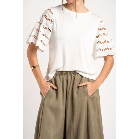 Remera Con Mangas De Encaje Nacar