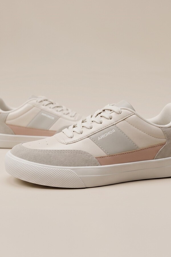 Calzado Casual. blanco y rosa