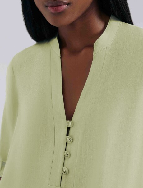 BLUSA ESCOTE V CON BOTONES VERDE