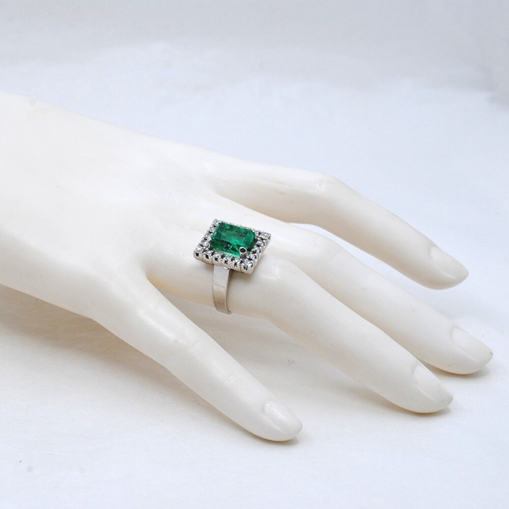 Anillo En Oro Blanco 18K Con Brillantes Y Esmeralda Anillo En Oro Blanco 18K Con Brillantes Y Esmeralda