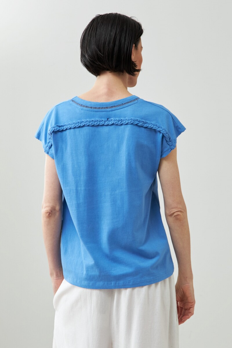 Remera con detalle trenza azul regata