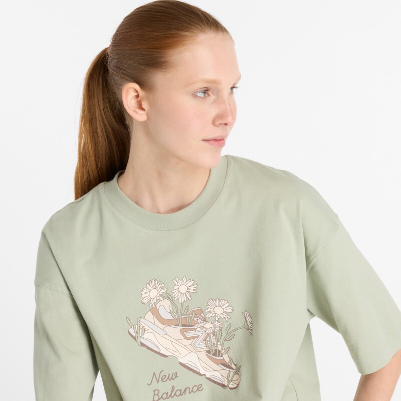 Remera New Balance de Dama - Flower Shoe - WT53912GAS GREEN