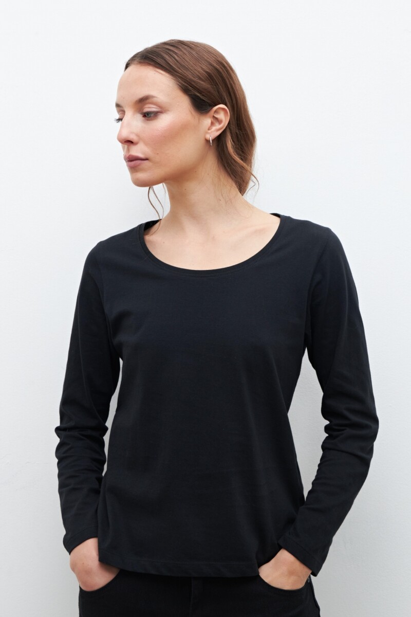 Remera escote base manga larga negro