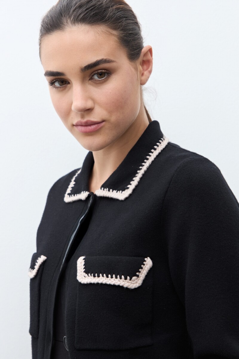 Chaqueta tejida bordado en contraste negro
