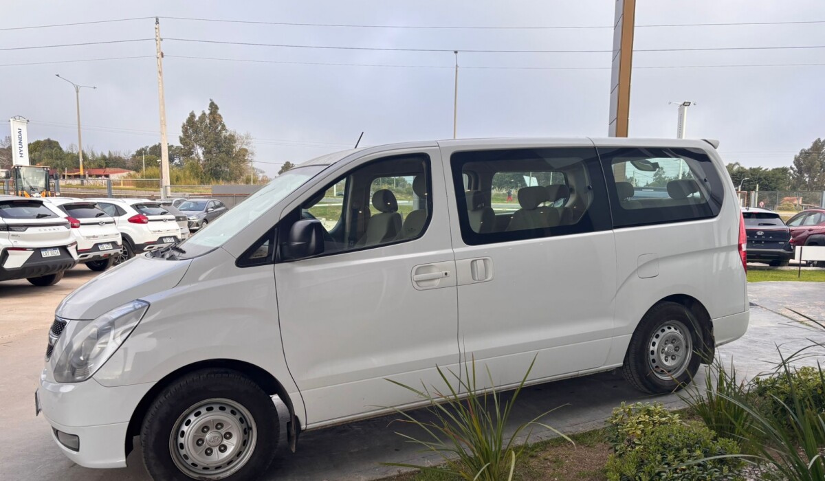Hyundai H1 12 Plz MiniBus GLS Diesel - 2014 Hyundai H1 12 Plz MiniBus GLS Diesel - 2014