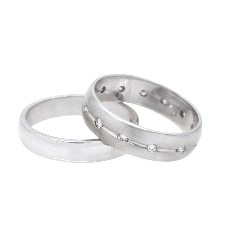 Par de alianzas oro 18k blanco. La alianza chica es con brillantes sin fin Par de alianzas oro 18k blanco. La alianza chica es con brillantes sin fin