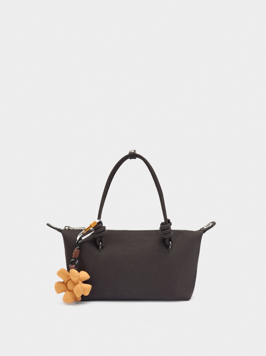 Bolso Tote Textura Suave Con Colgante S - marron 