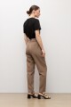Pantalón sastrero con cinturón topo