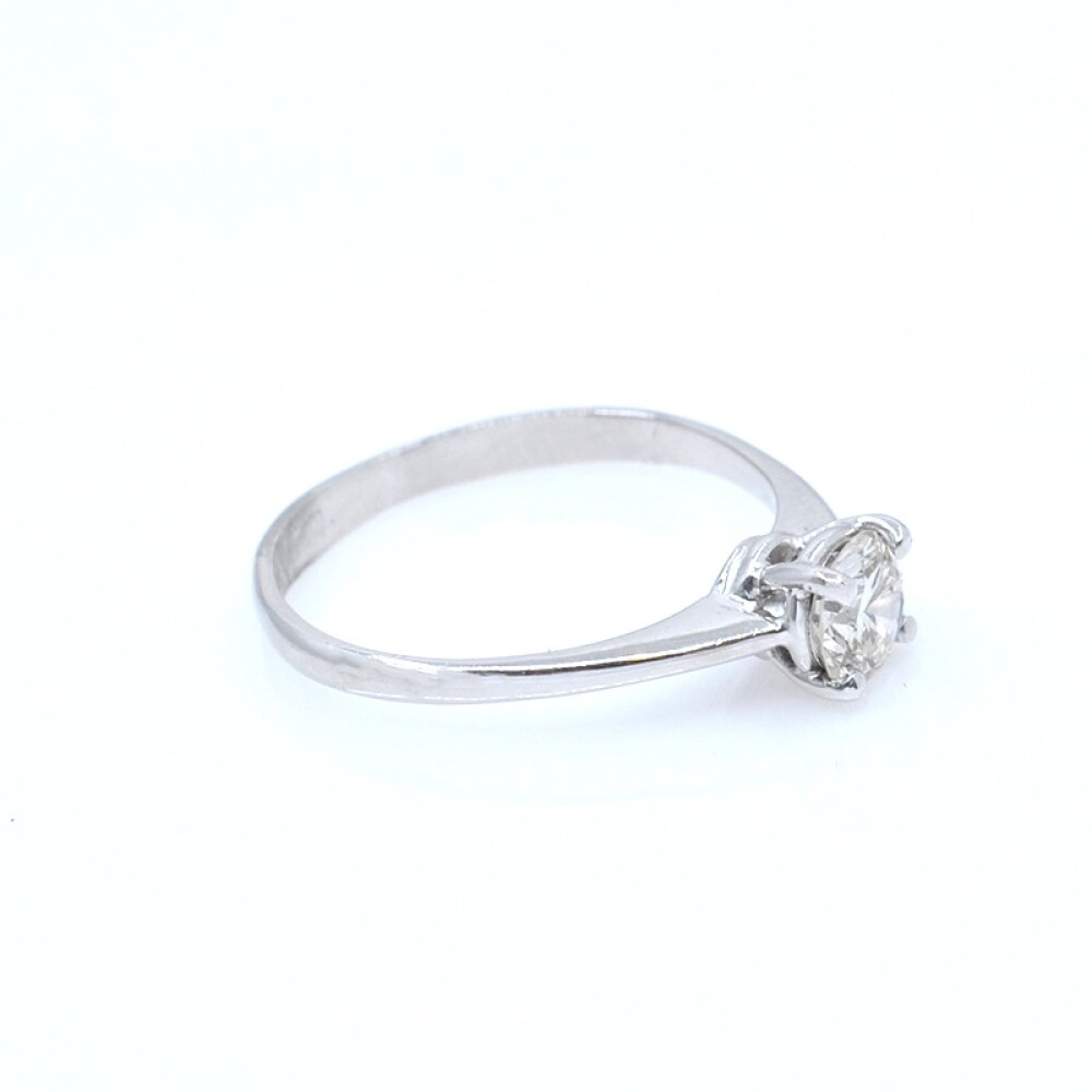 Anillo solitario en oro 18k blanco y brillante. Anillo solitario en oro 18k blanco y brillante.