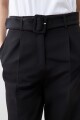 Pantalón sastrero con pinzas y cinturón negro