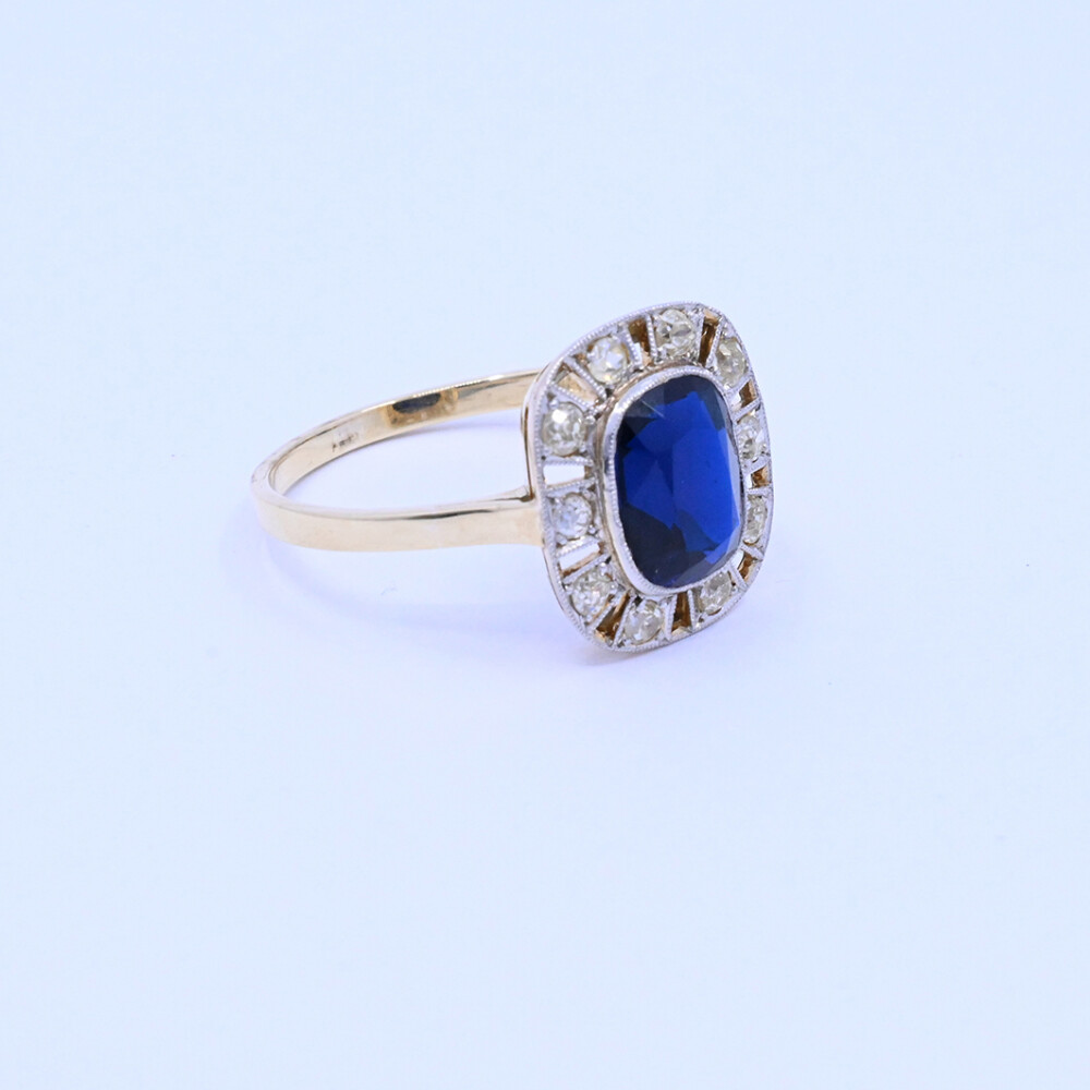 Anillo oro 18k antiguo con piedra de color y brillantes. Anillo oro 18k antiguo con piedra de color y brillantes.