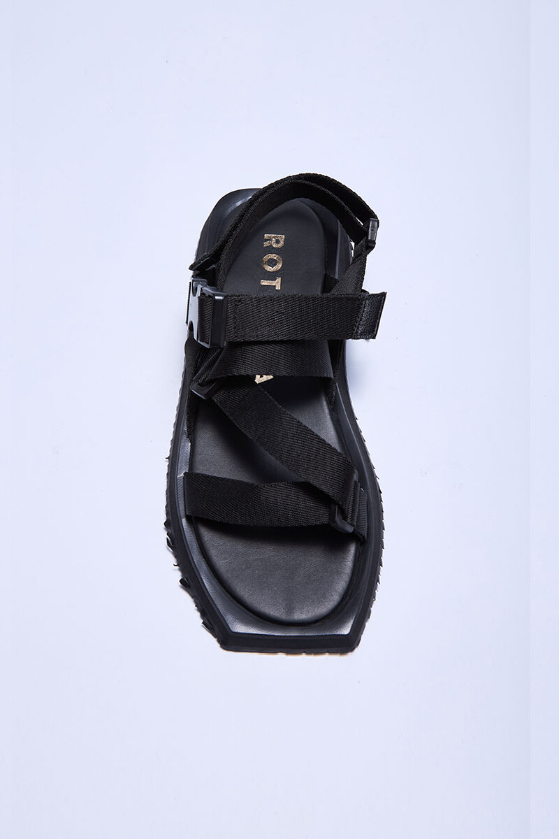 Broch Black