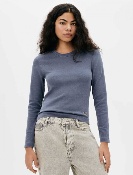 CAMISETA FEMENINA CON BORDADO AZUL