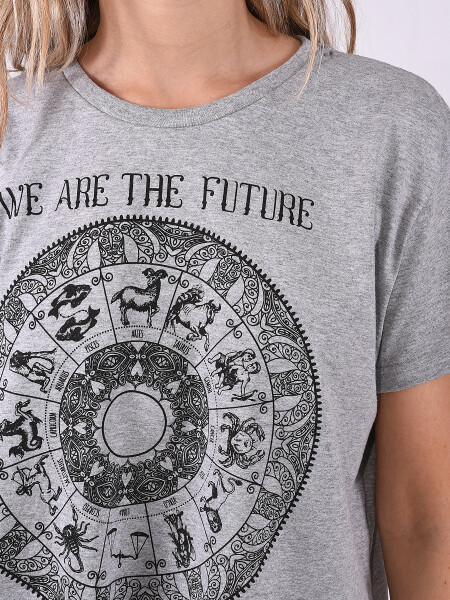 REMERA FUTURE GRIS