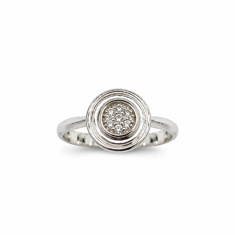 Anillo modelo circular al centro con zirconias Anillo modelo circular al centro con zirconias