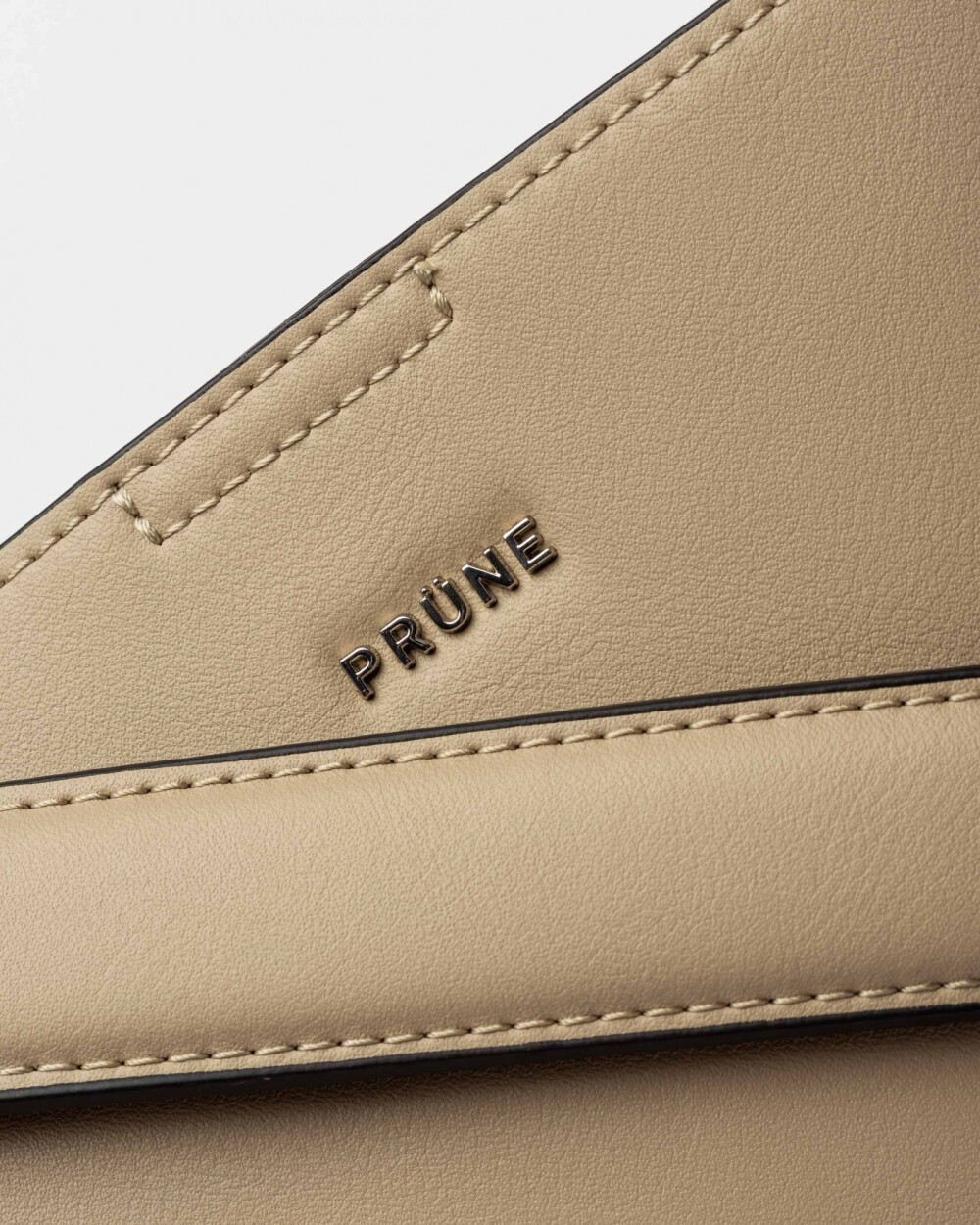 Cartera Al Hombro Akira en Efecto Cuero Liso Taupe
