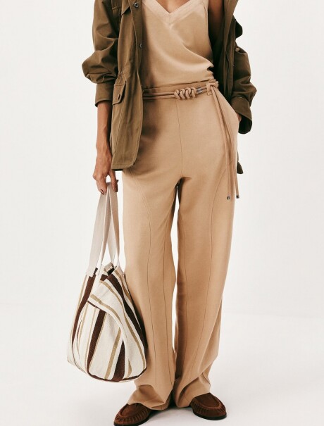 PANTALONES RECTOS CON CINTURÓN BEIGE