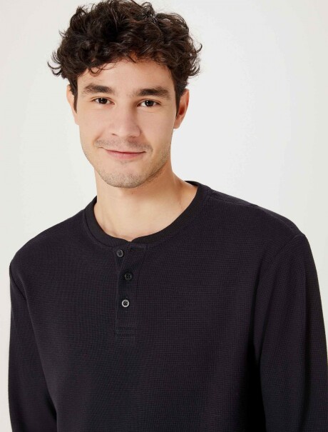 CAMISETA HENLEY TEXTURIZADA NEGRO