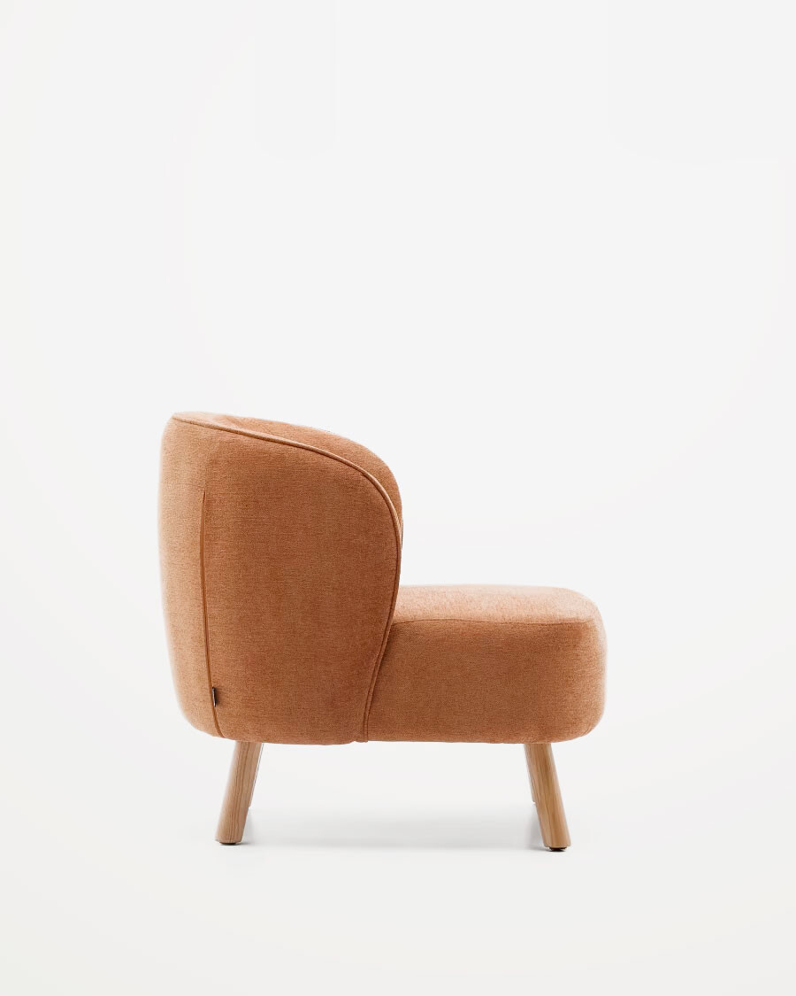 Butaca Ulit de chenilla terracota y patas de madera maciza haya acabado natural