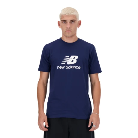 Remera New Balance de Hombre - STACKED LOGO - MT41502NNY BLUE