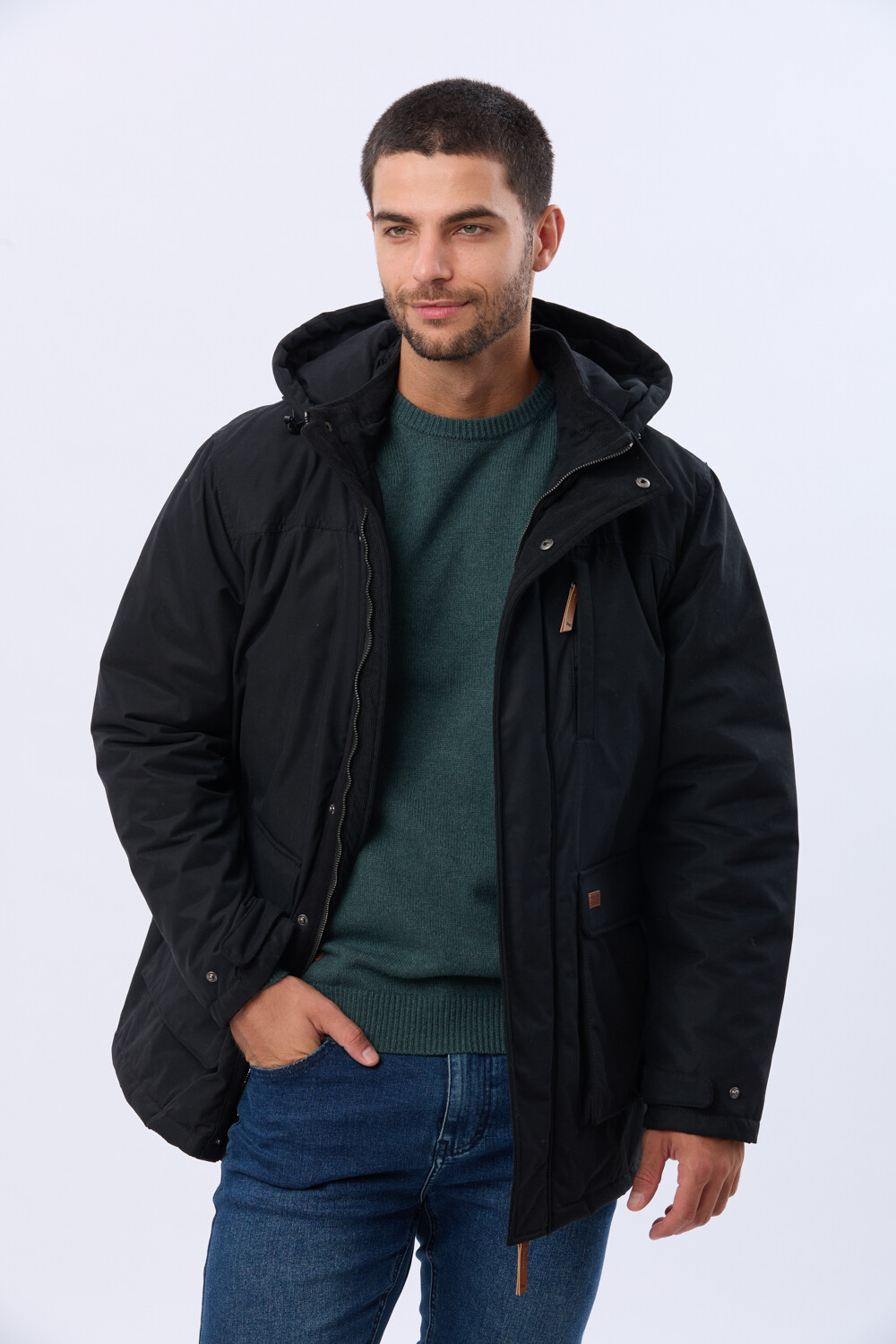 CAMPERA CON CAPUCHA DESMONTABLE Negro