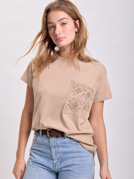 Remera bolsillo encaje Crudo
