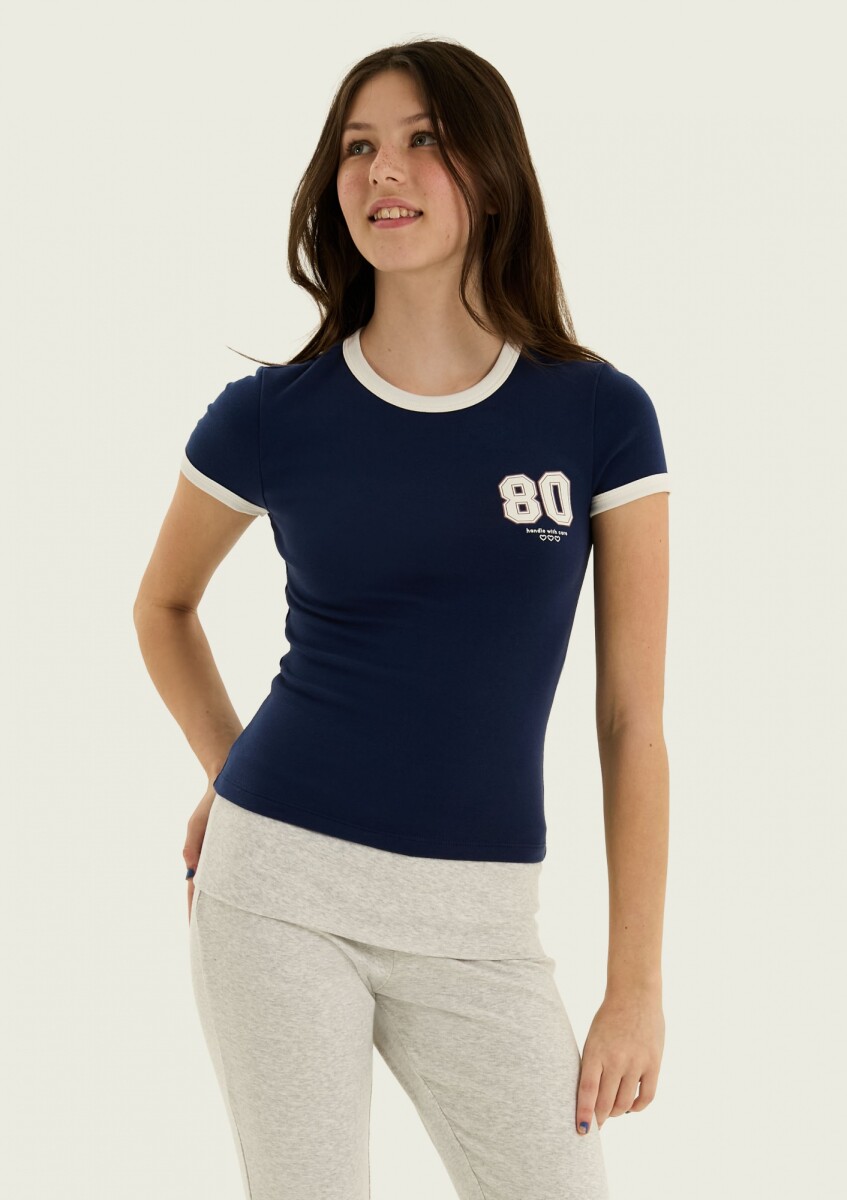 CAMISETA JUVENIL CON ESTAMPADO Y RIBETE EN CONTRASTE - AZUL 