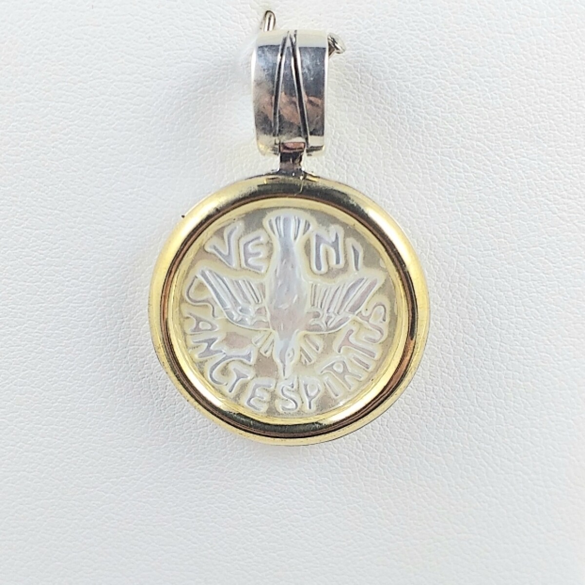 Medalla religiosa de Espíritu Santo en nácar, plata y borde en double de oro 18 ktes. Diámetro 2.4 cm, espesor 3.5 mm. 