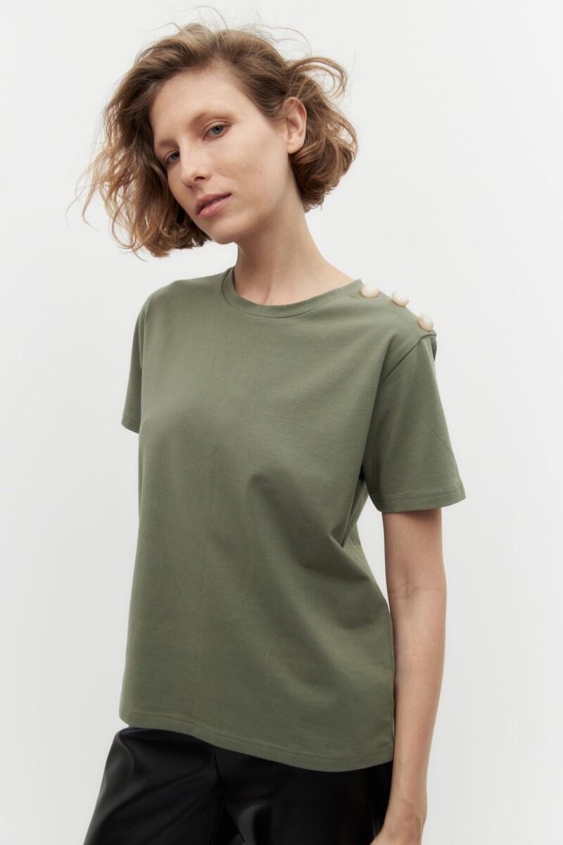 Remera escote base con botones en hombro verde oliva