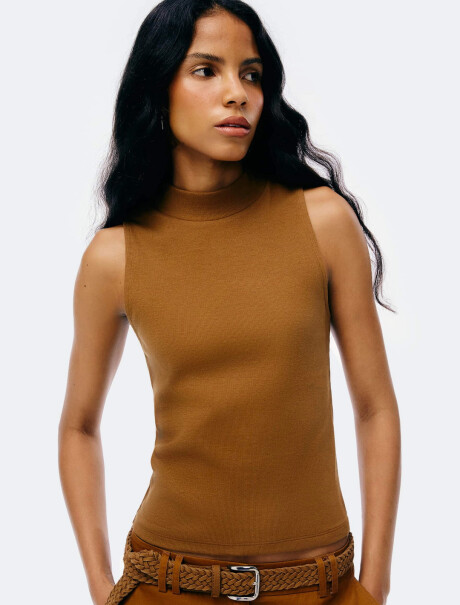 MUSCULOSA DE CUELLO ALTO EN TELA ACANALADA MARRÓN