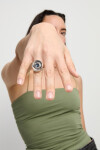 ANILLO TIPO SELLO EN ALEACIÓN DE METALES BAÑADO EN PLATA DE LEY EN FORMA DE OJO CON CRISTAL FACETADO AZUL Anillo
