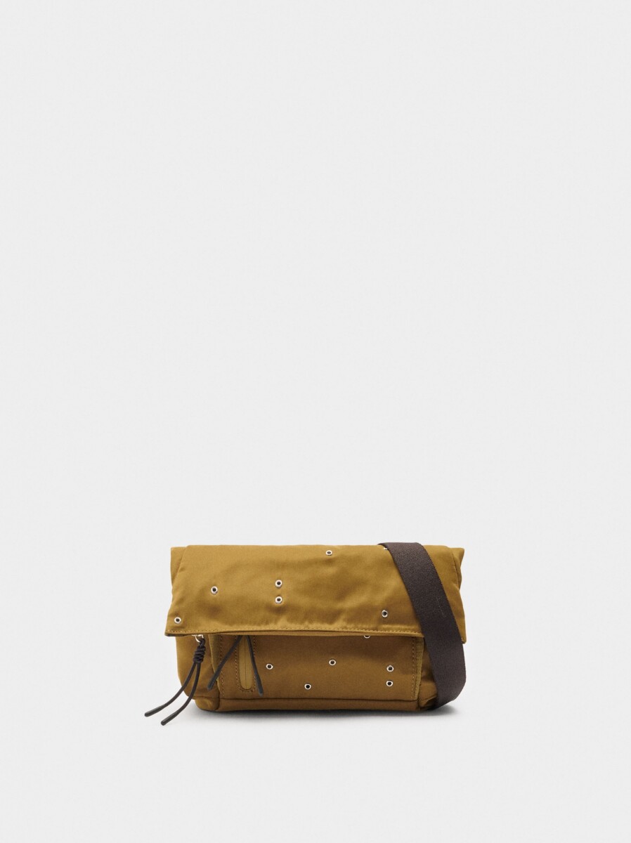 Riñonera De Nylon Con Tachuelas - camel 