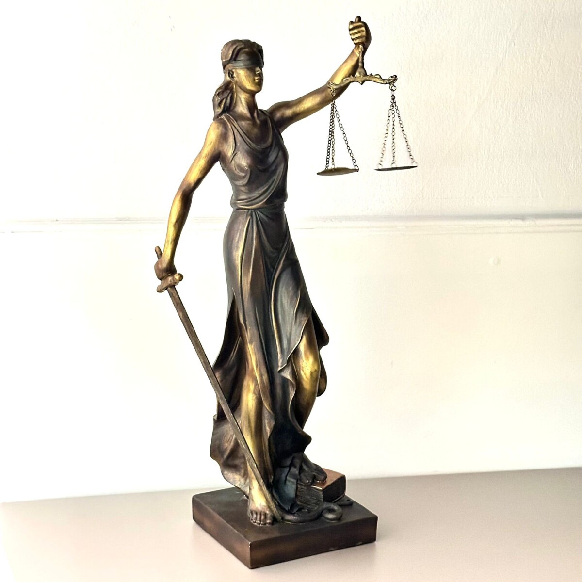 Escultura Dama De La Justicia Resina Alto 65cm x Ancho 19cm x Largo 18cm 