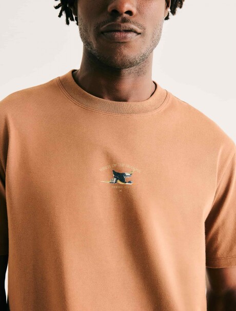 CAMISETA CON ESTAMPA MODELO REGULAR MARRÓN