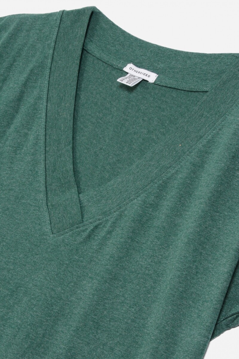 Remera escote en V VERDE