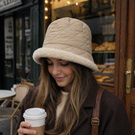 Gorro piluso puffer con corderito Beige