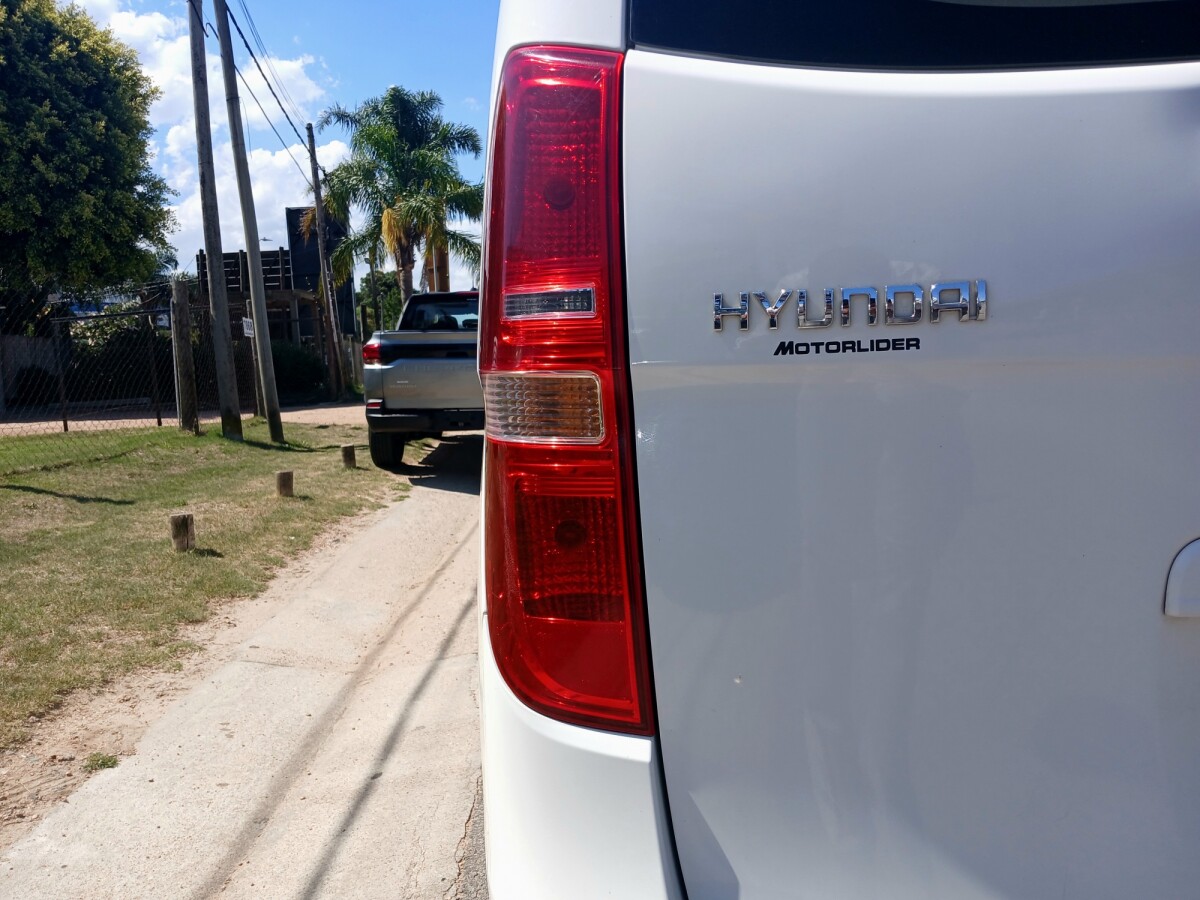 Hyundai H-1 Minibus 2.4 12 Pasajeros Extra Full Hyundai H-1 Minibus 2.4 12 Pasajeros Extra Full