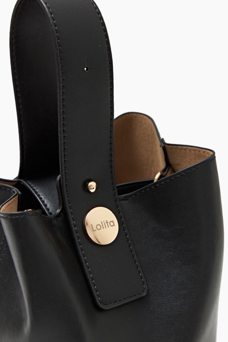 Cartera bucket con detalle metálico negro