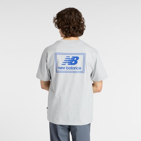 Remera New Balance de Hombre -Woven Label T-Shirt- MT53928AG GREY