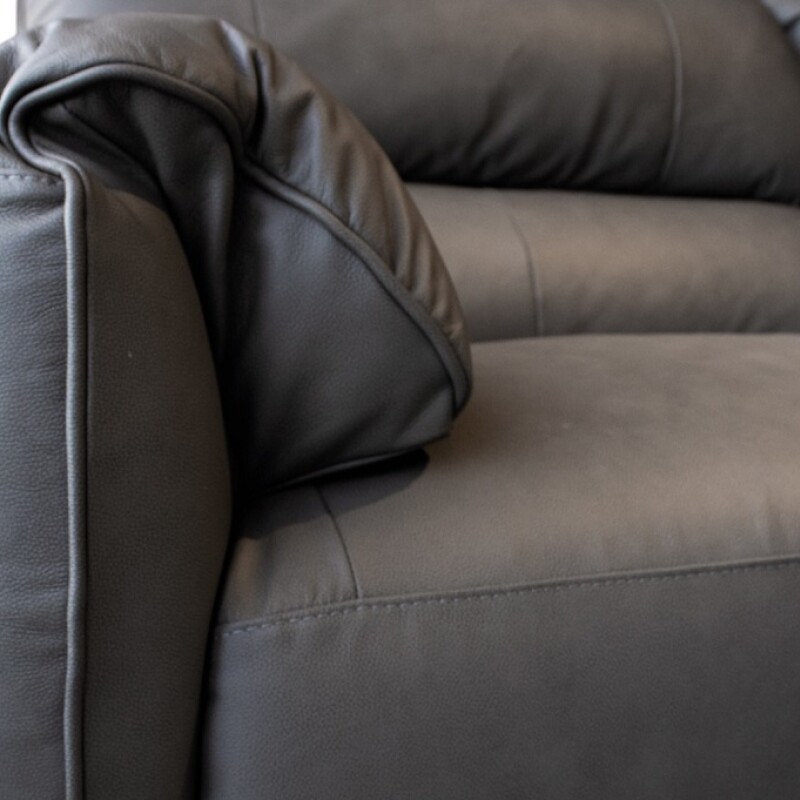 Sofa 4 cuerpos 240 x 90 x 82 100 % cuero Gris Cemento patas madera negra Sofa 4 cuerpos 240 x 90 x 82 100 % cuero Gris Cemento patas madera negra