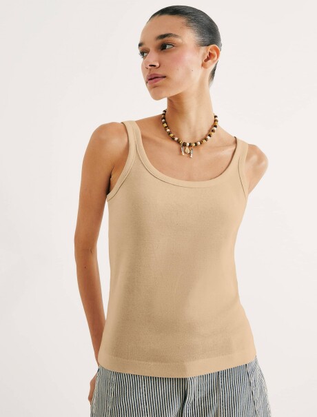 MUSCULOSA CUELLO EN U BEIGE