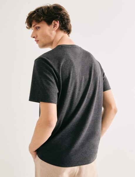 CAMISETA BÁSICA UNISSEX REGULAR WORLD GRIS OSCURO