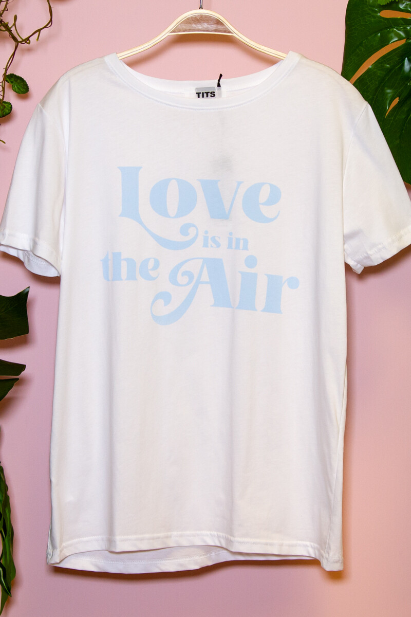 Remera Love is in the Air Celeste