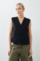 Top bordado escote en V negro