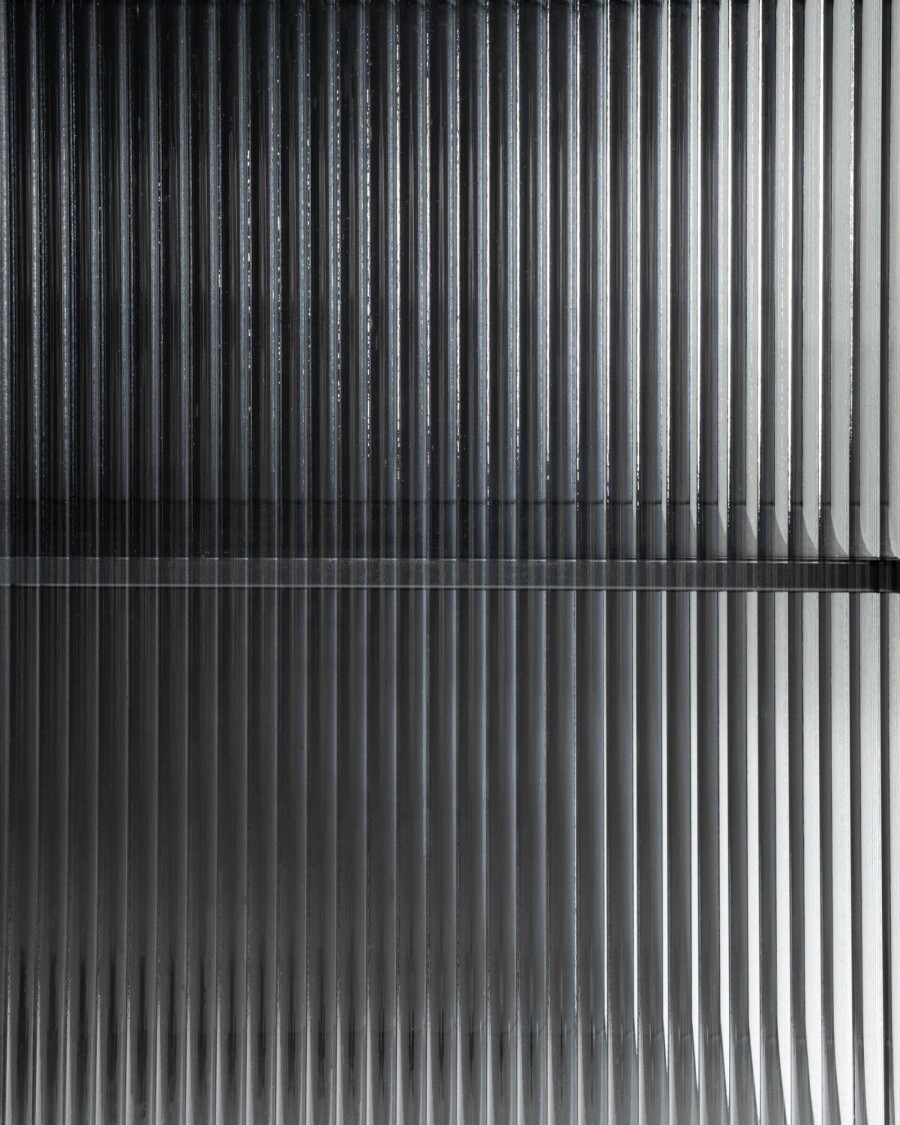 Vitrina Trixie acero con acabado negro 70 x 143 cm Vitrina Trixie acero con acabado negro 70 x 143 cm