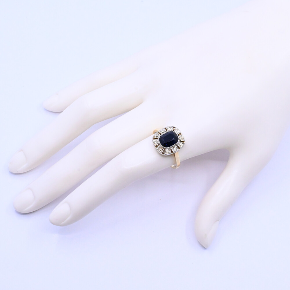Anillo oro 18k antiguo con piedra de color y brillantes. Anillo oro 18k antiguo con piedra de color y brillantes.