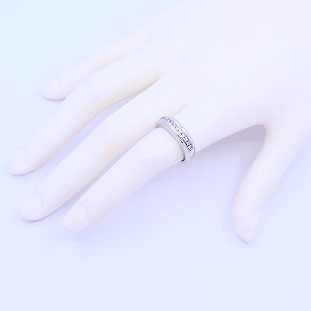 Anillo oro 18k blanco con brillantes engarce carril. Anillo oro 18k blanco con brillantes engarce carril.