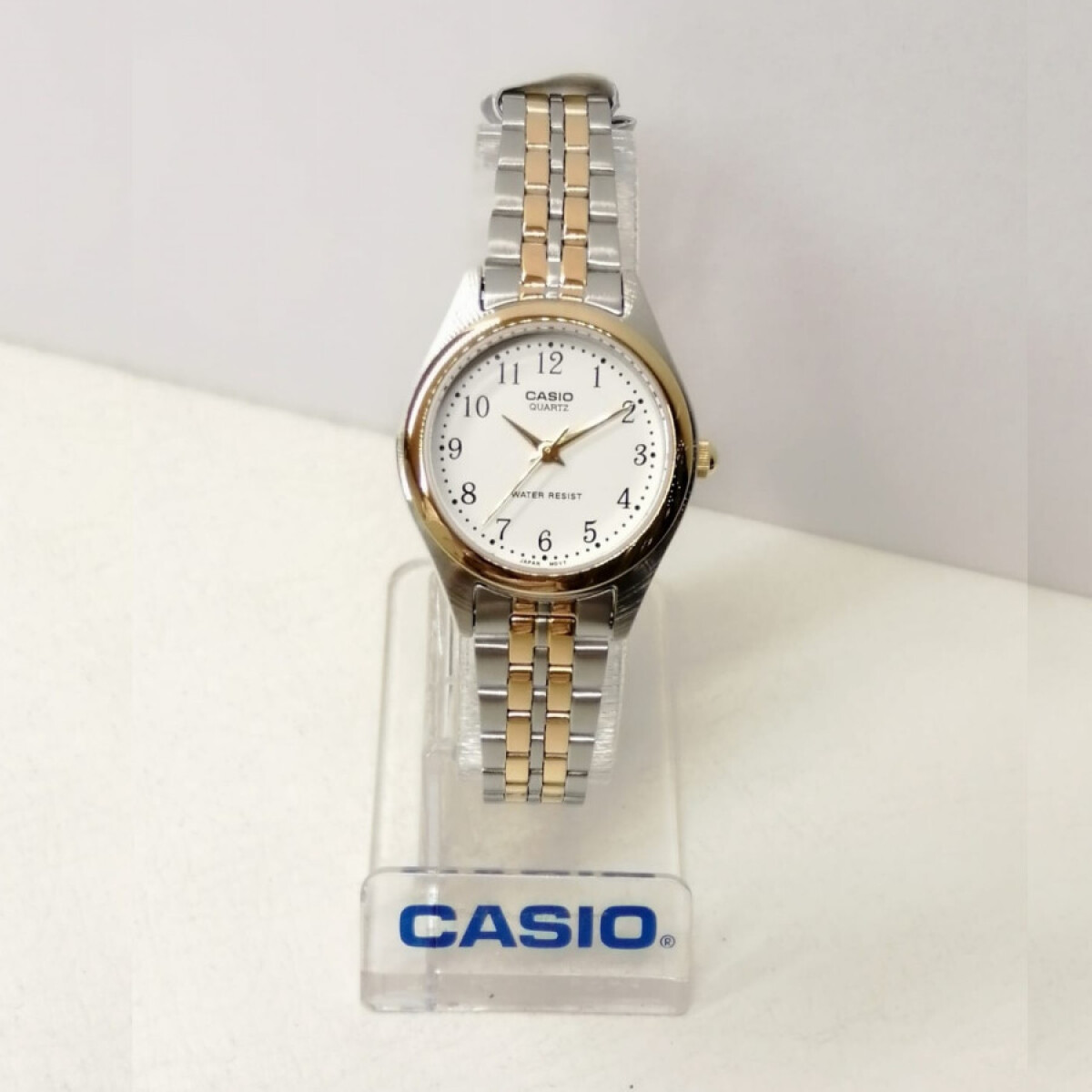 Reloj Casio malla bicolor con dorado. 