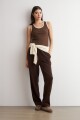 Jogger acanalado con vivo chocolate